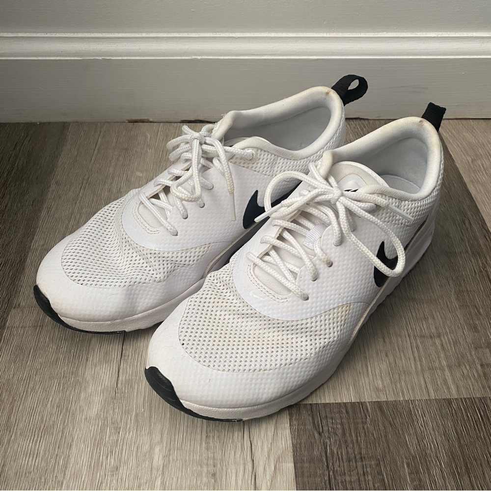 White Nike Air Max Theta